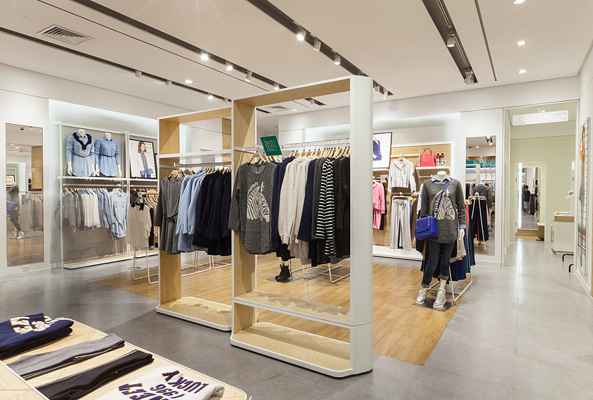 320平米商場(chǎng)服飾專(zhuān)賣(mài)店裝修效果圖