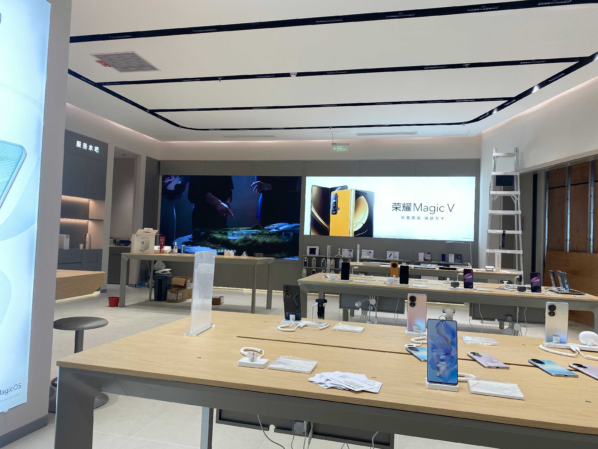 280㎡榮耀手機授權(quán)體驗店裝修實景案例