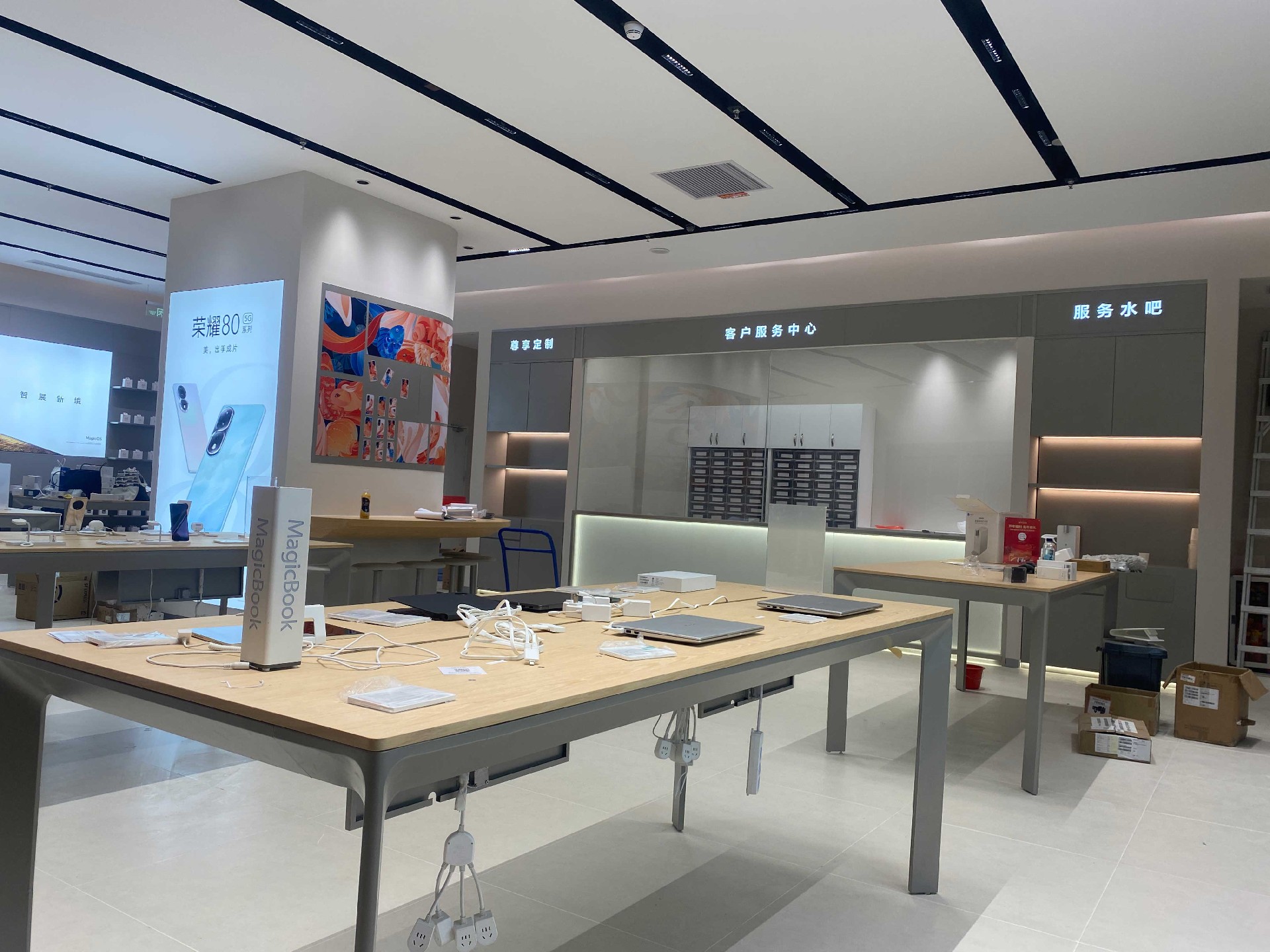 280㎡榮耀手機授權(quán)體驗店裝修實景案例