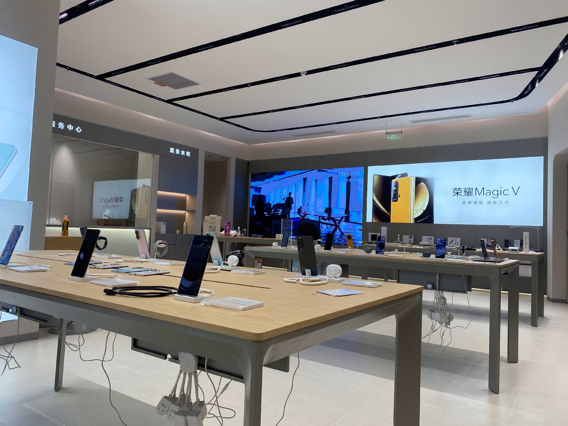280㎡榮耀手機授權(quán)體驗店裝修實景案例