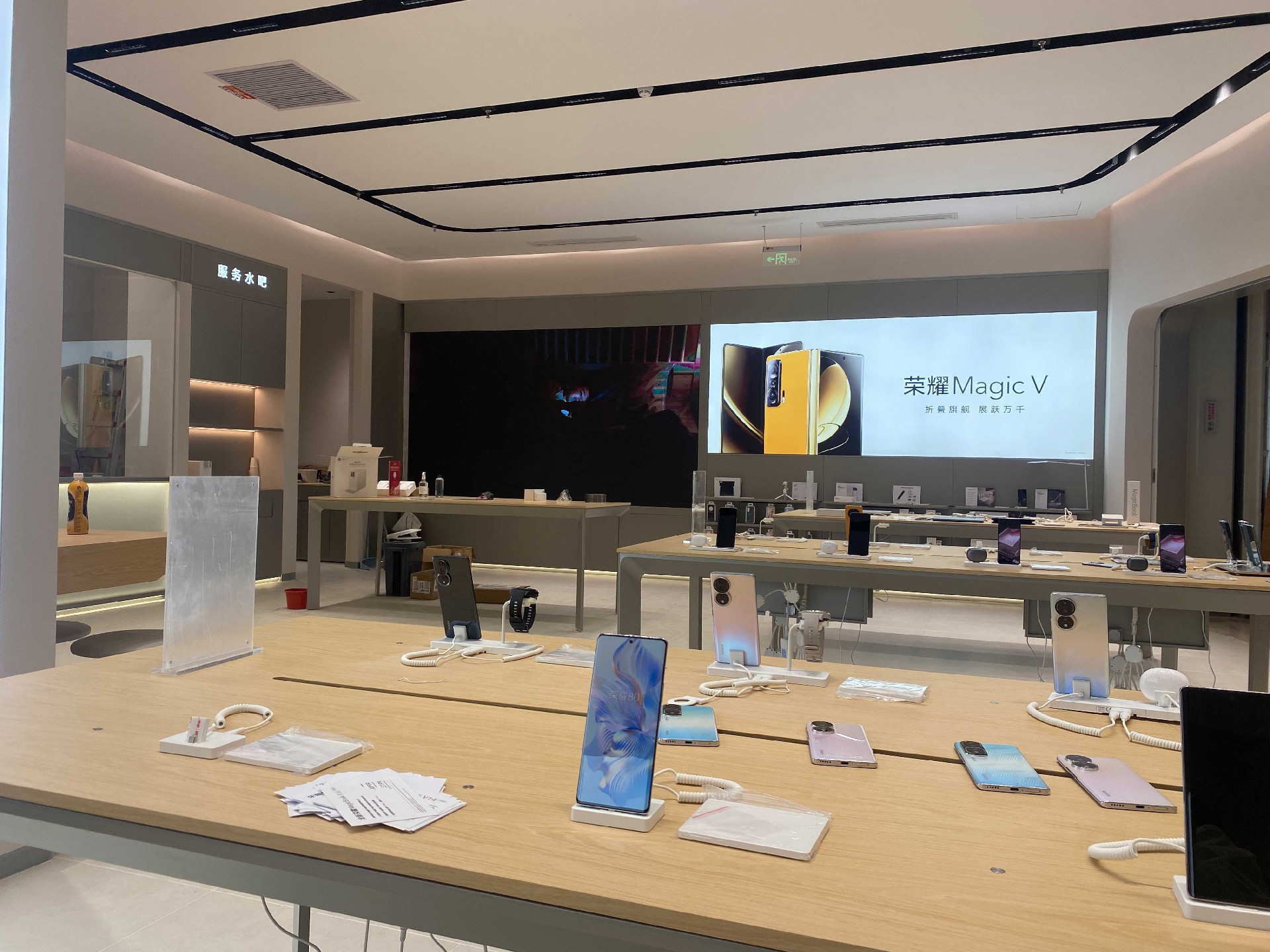 280㎡榮耀手機授權(quán)體驗店裝修實景案例
