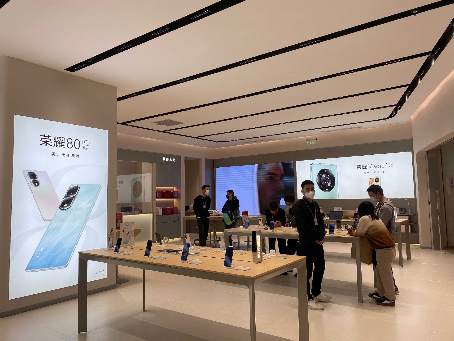 280㎡榮耀手機授權(quán)體驗店裝修實景案例