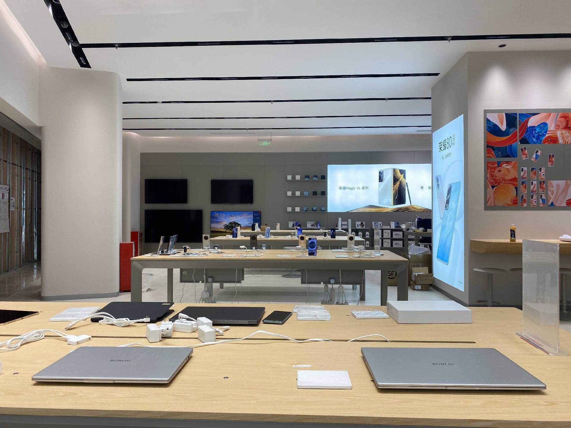 280㎡榮耀手機授權(quán)體驗店裝修實景案例