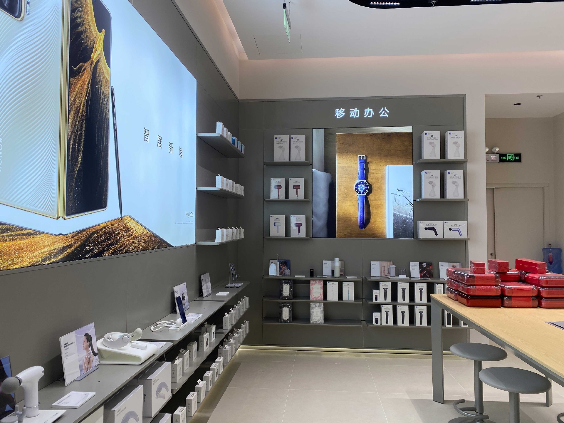 280㎡榮耀手機授權(quán)體驗店裝修實景案例