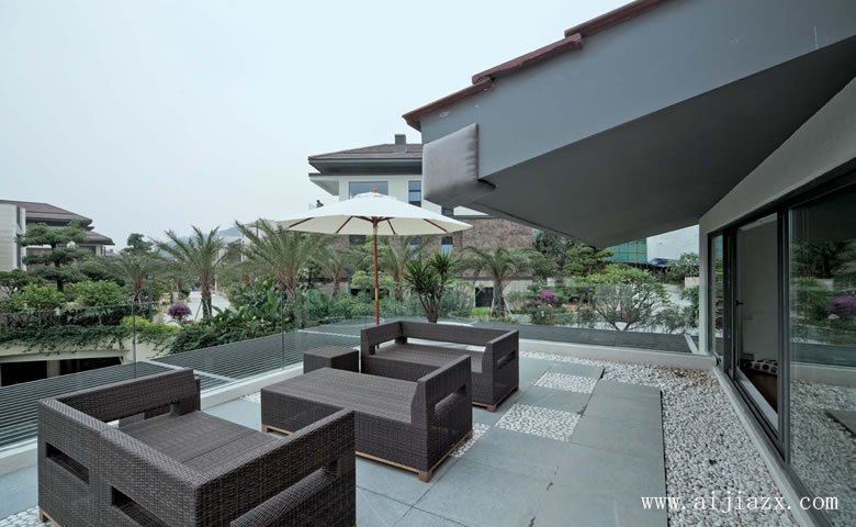 大方實(shí)用的現(xiàn)代簡約風(fēng)格家裝陽臺裝修效果圖